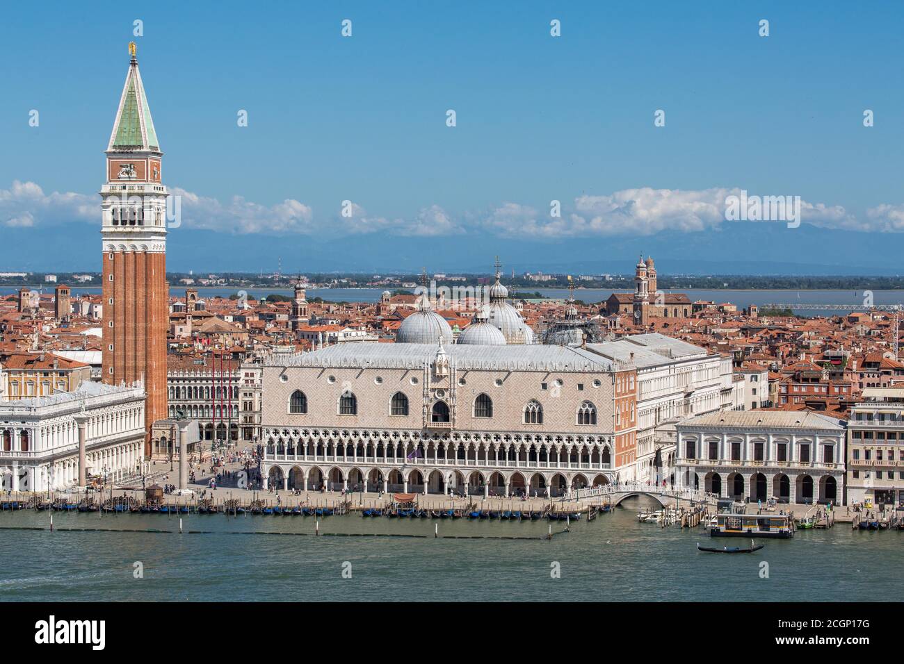 Vista di Piazza San Marco dall'acqua, con Palazzo Ducale e Campanile di San Marco, Alpi, Venezia, Italia sullo sfondo Foto Stock