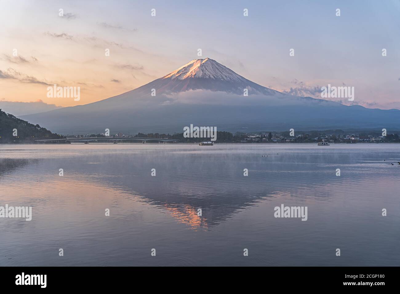 Monte Fuji all'alba, Lago Kawaguchiko, Giappone Foto Stock