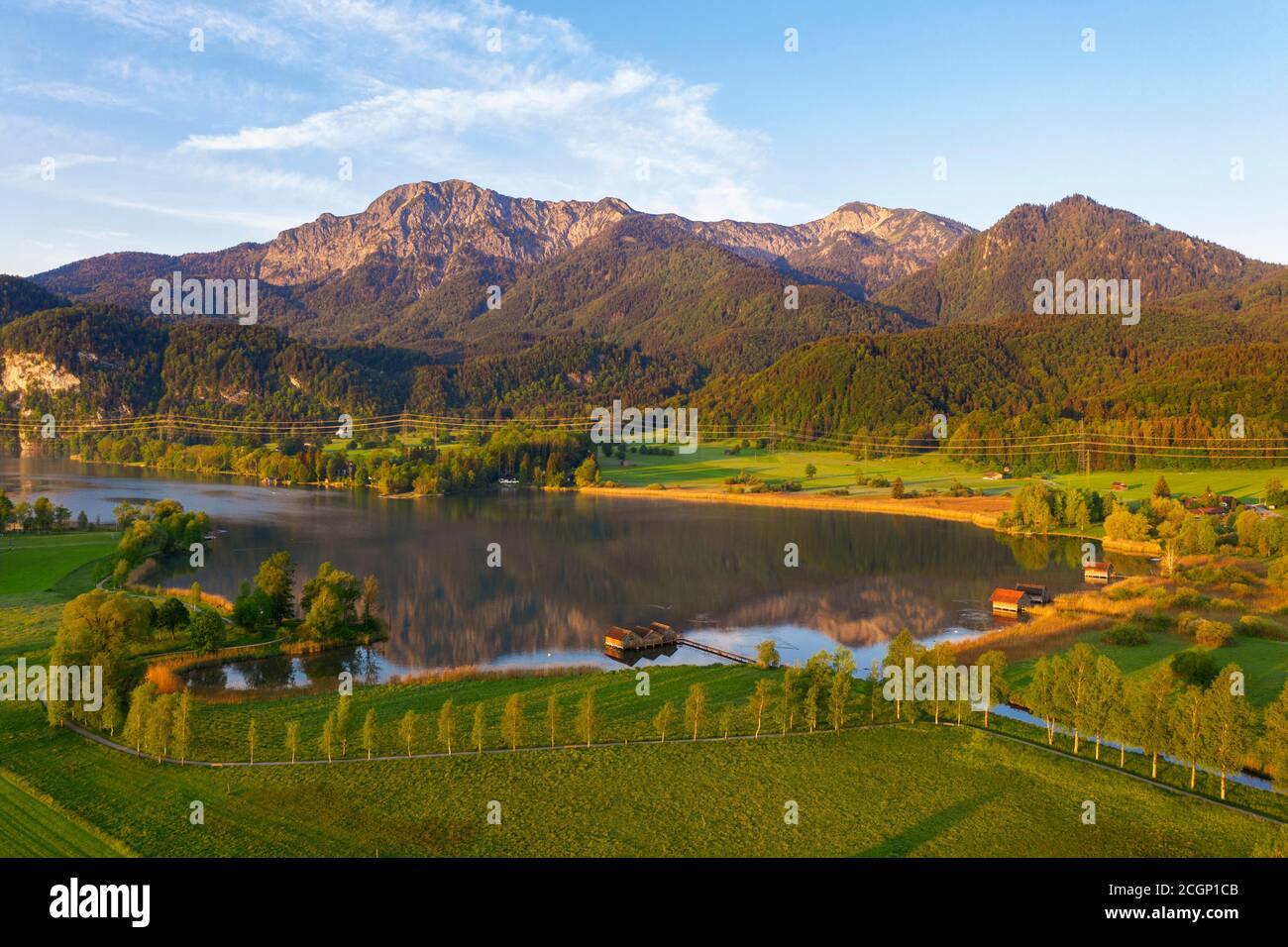 Lago di Kochel vicino Schlehdorf alla luce del mattino, dietro Herzogstand e Heimgarten, vista aerea, Toelzer Land, alta Baviera, Baviera, Germania Foto Stock