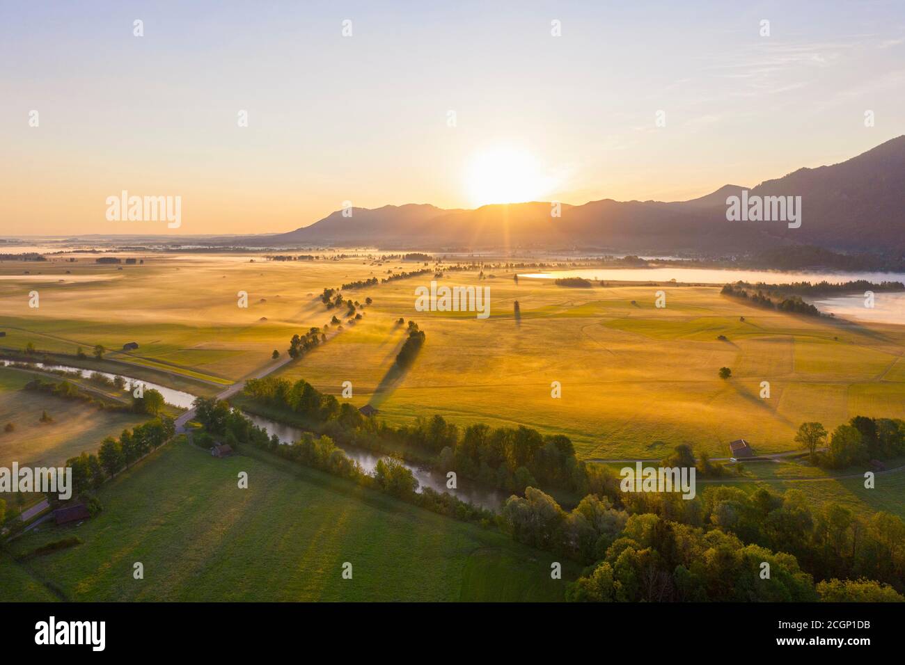 Alba sul lago Kochel, Loisach e Rohrsee-Moor, vicino a Kochel, vista aerea, Toelzer Land, alta Baviera, Baviera, Germania Foto Stock