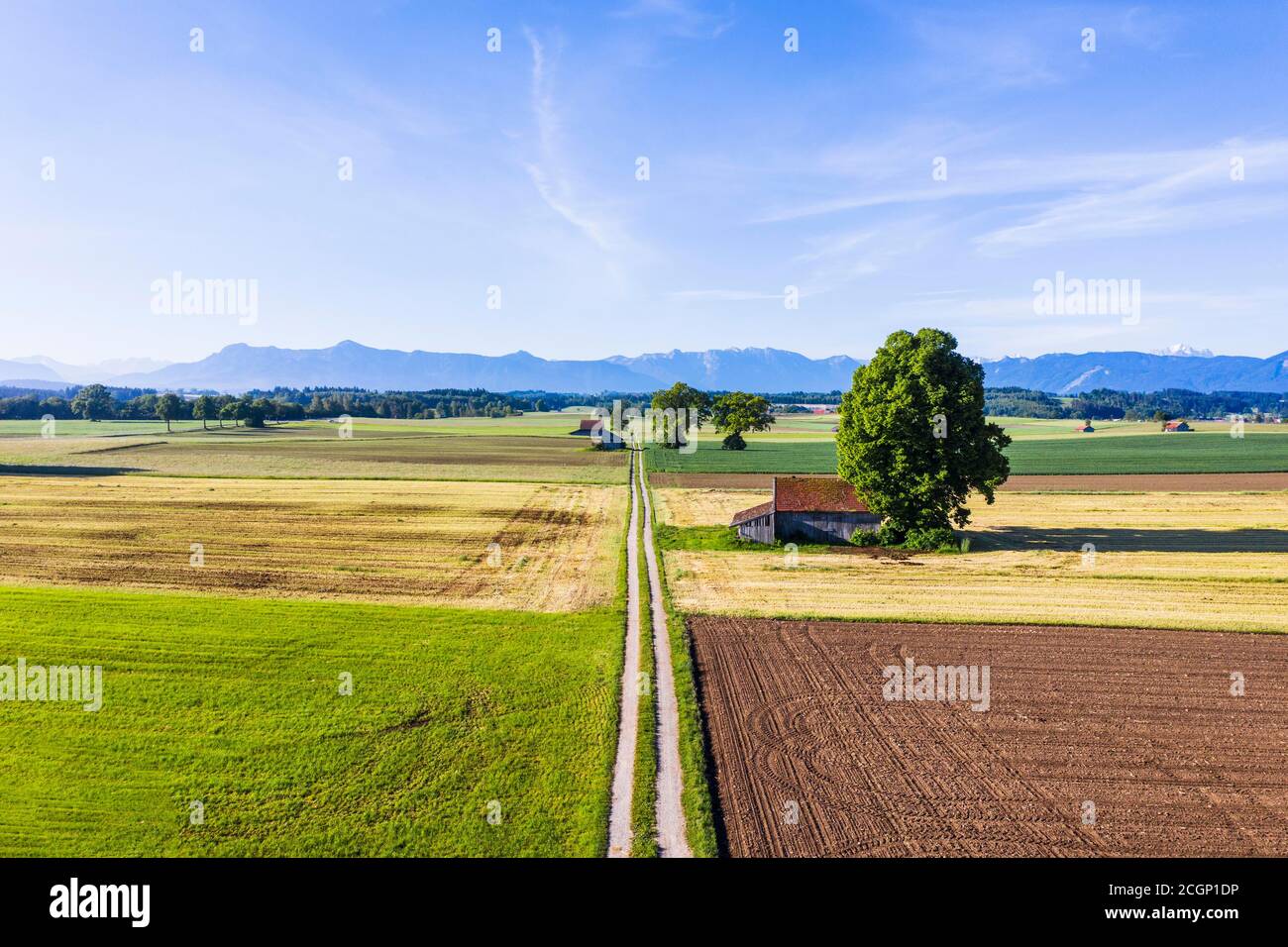 Campo attraverso il paesaggio culturale, vicino a Huglfing, Pfaffenwinkel, Alpino foreland, registrazione droni, alta Baviera, Baviera, Germania Foto Stock