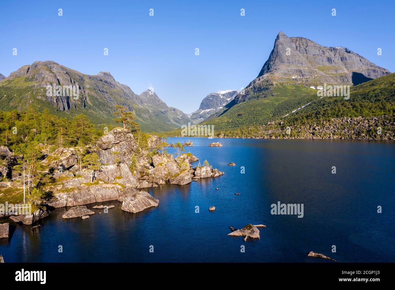 Vista della cima di Innerdaltarnet, Lago Innerdalsvatna, Innerdalen, Trollheimen Mountain Area, Sunndal, More og Romsdal, Norvegia Foto Stock