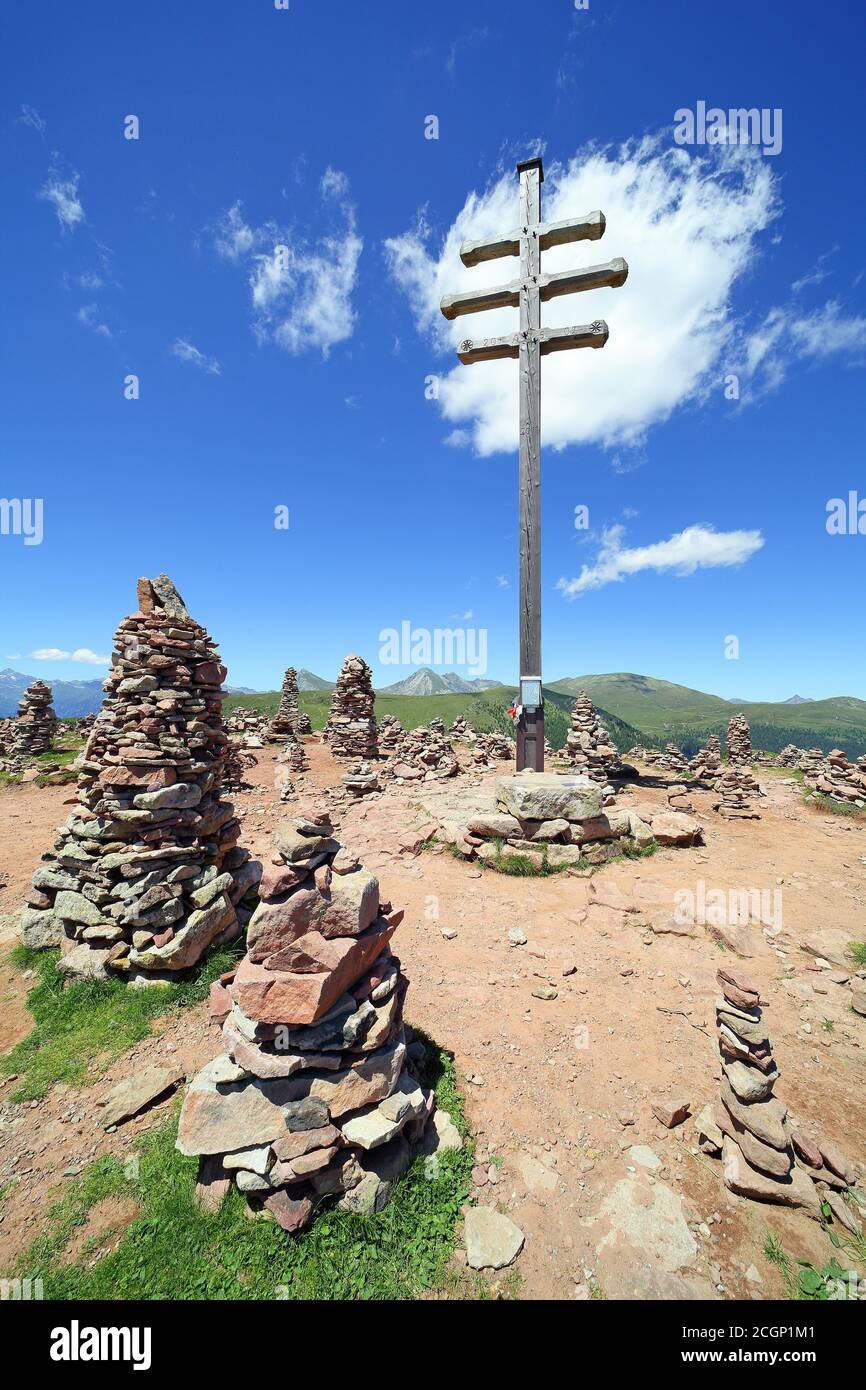 Stoanerne Mandlen, cairns con croce sulla cima del Reisch Hohe, Alto Adige, Italia Foto Stock