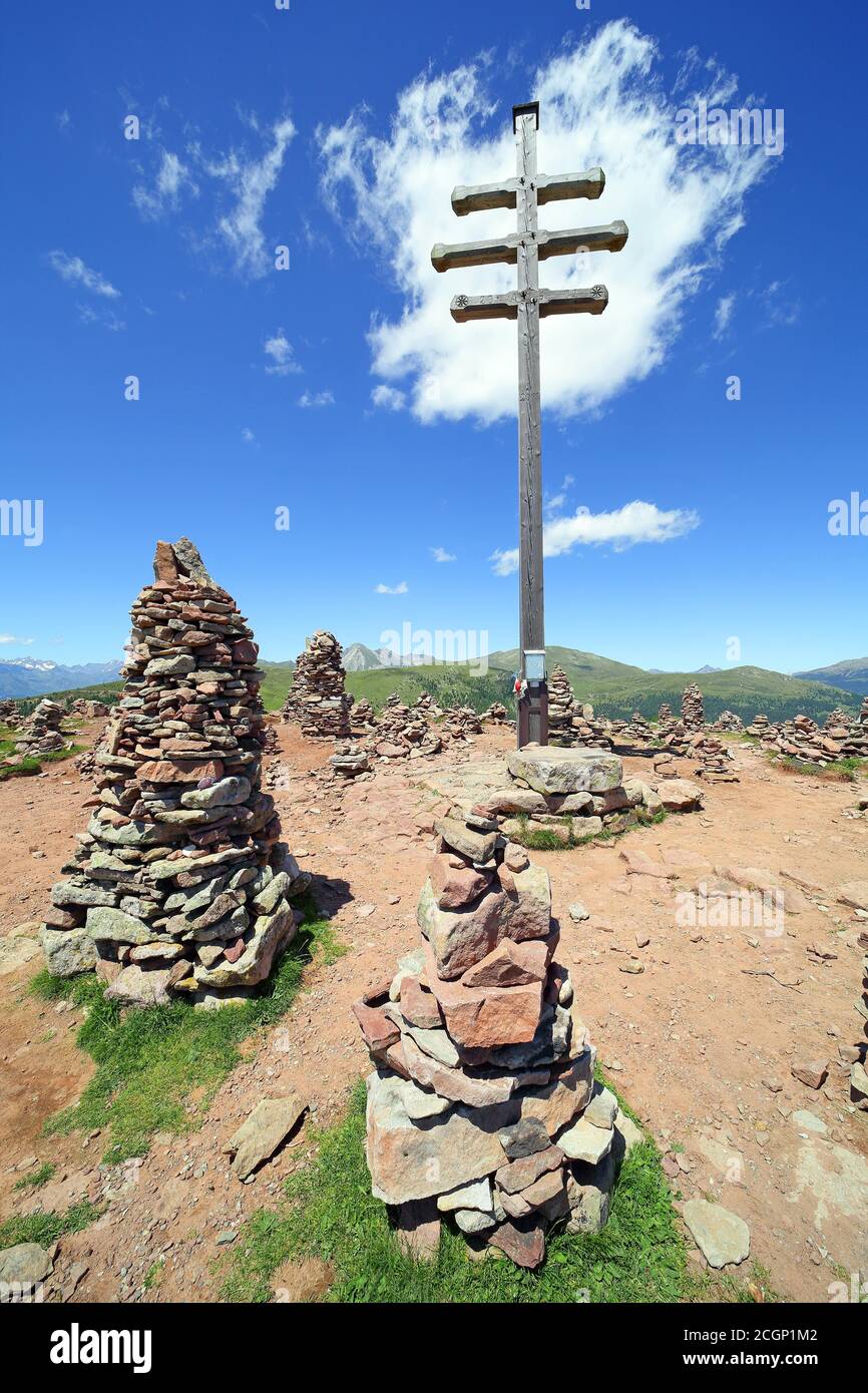 Stoanerne Mandlen, cairns con croce sulla cima del Reisch Hohe, Alto Adige, Italia Foto Stock