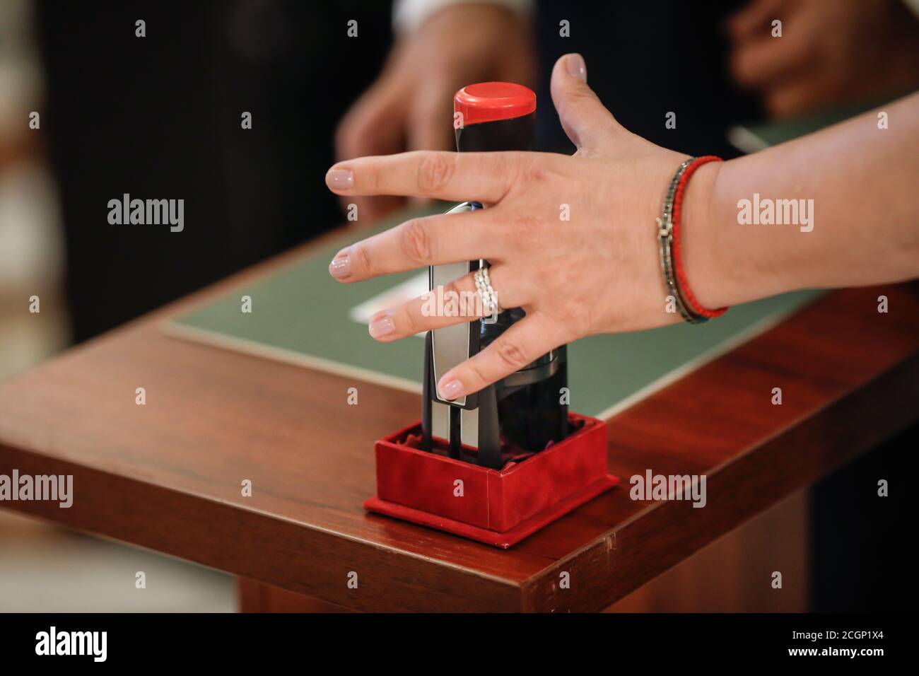 Stampatore ufficiale su un tavolo di legno Foto Stock