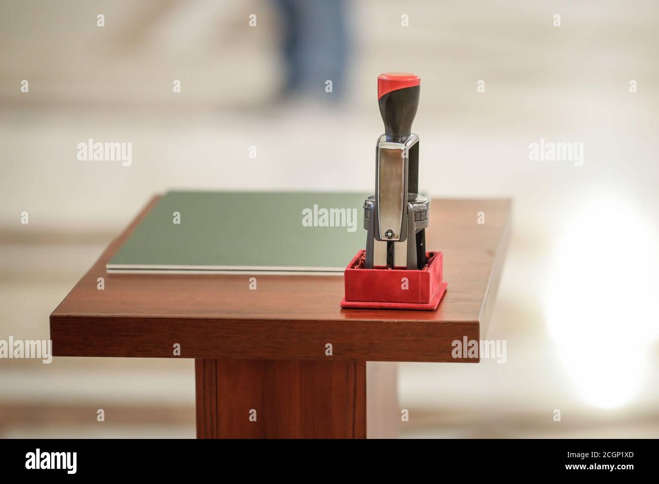 Stampatore ufficiale su un tavolo di legno Foto Stock