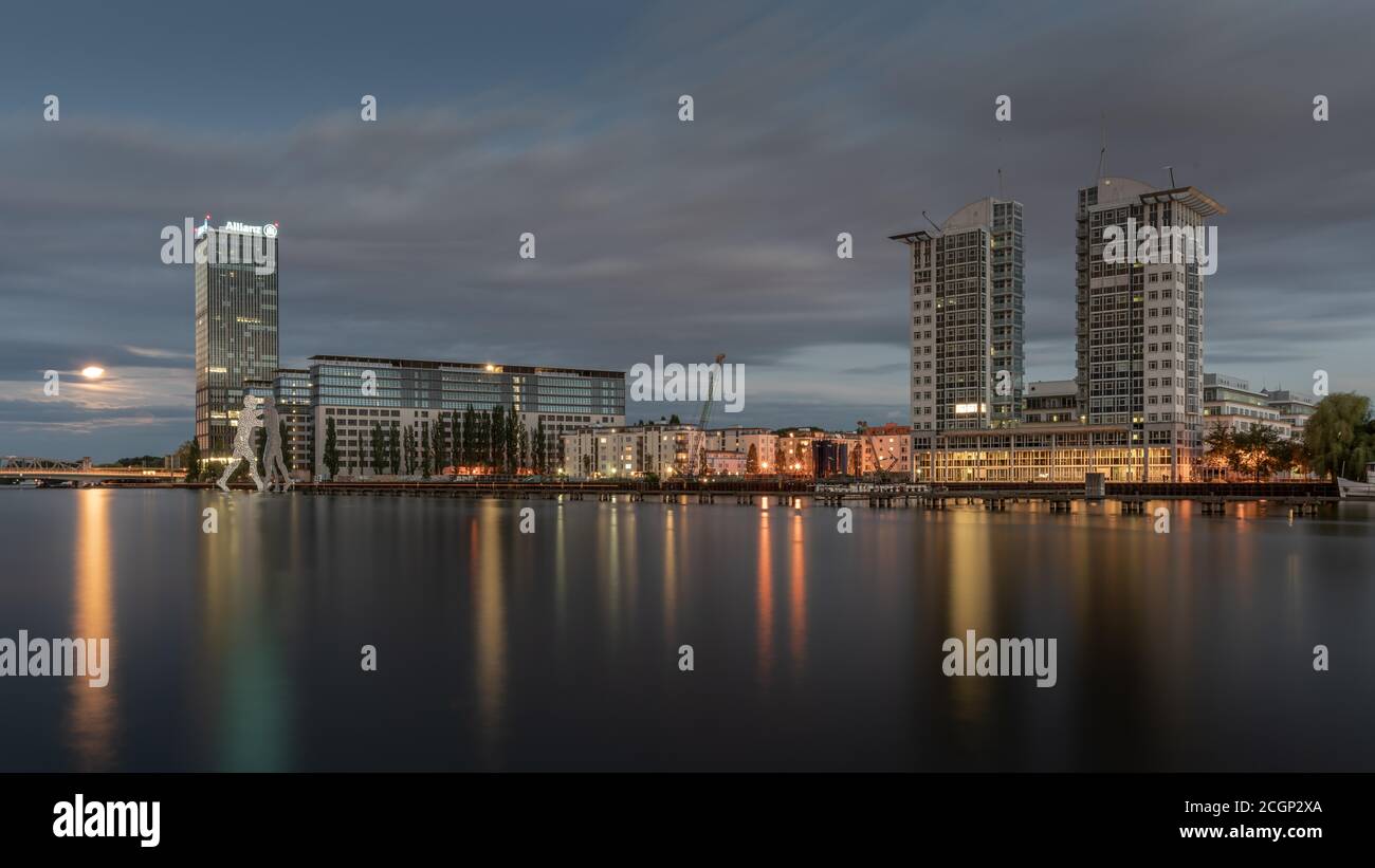 Allianz Tower e le Twin Towers sul fiume Sprea, di fronte al monumento Molecule Man dell'artista americano Jonathan Borofsky, Berlino Foto Stock