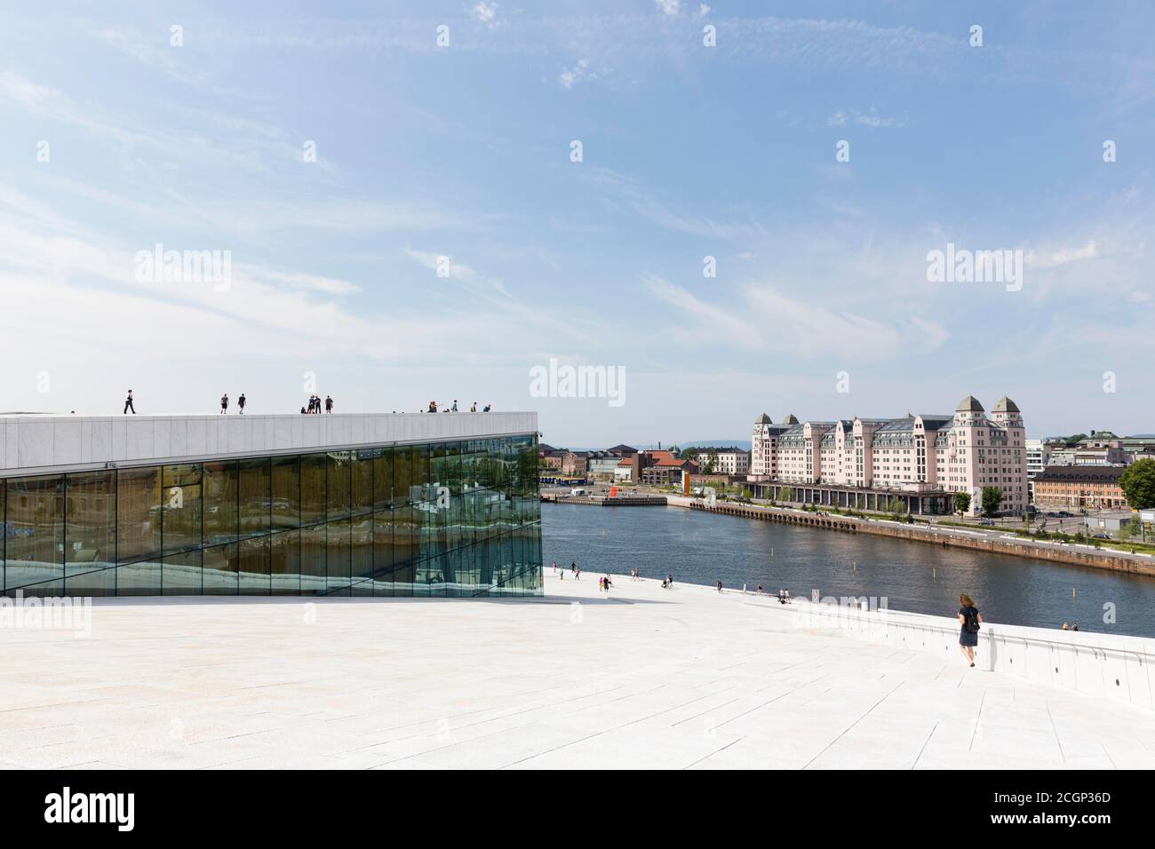New Opera House Oslo, dagli architetti Snohetta, ex magazzino portuale, Havnelageret, oggi edificio uffici, quartiere Bjorvika, Oslo, Norvegia Foto Stock