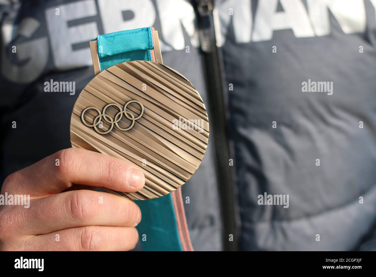 Medaglia di bronzo nelle mani di un atleta, Giochi Olimpici, Pyeongchang 2018, Germania Foto Stock