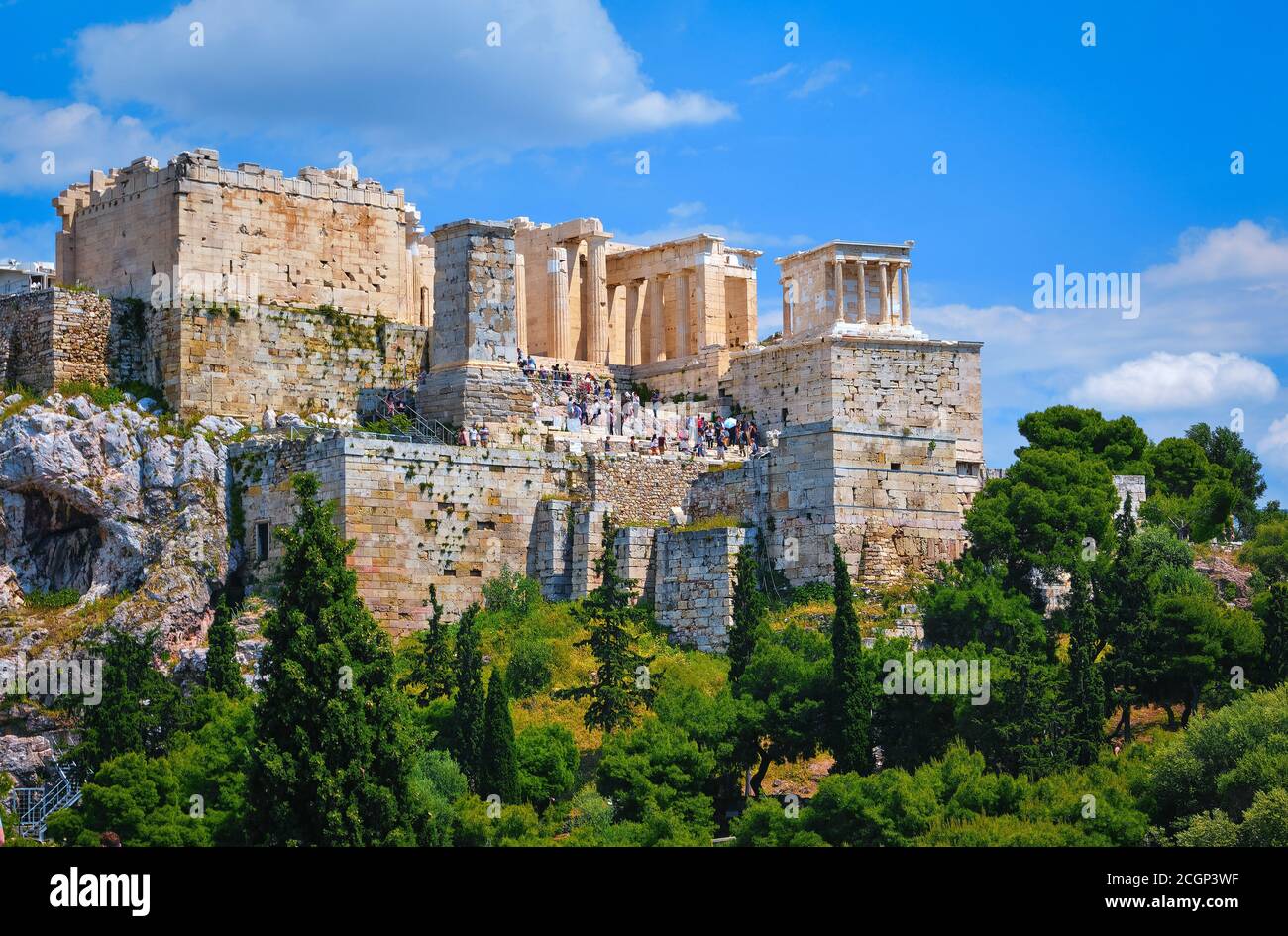 Vista della collina dell'Acropoli dalla collina di Areopagus durante il giorno d'estate con grandi nuvole nel cielo blu, Atene, Grecia. Patrimonio mondiale dell'UNESCO. Propylaea, Partenone. Foto Stock