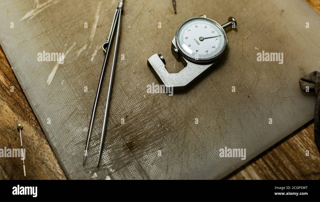 primo piano. attrezzi da lavoro per gioielliere. Foto di alta qualità Foto Stock