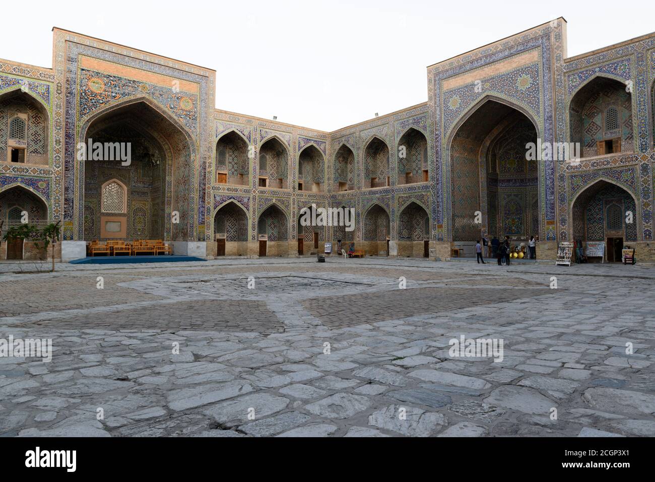 Cortile di Sher-Dor Madrasah. Il Registan. Samarcanda, Uzbekistan Foto Stock