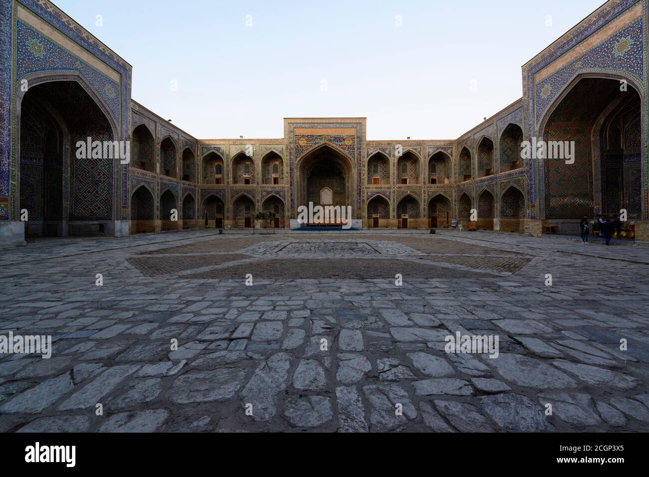 Cortile di Sher-Dor Madrasah. Il Registan. Samarcanda, Uzbekistan Foto Stock