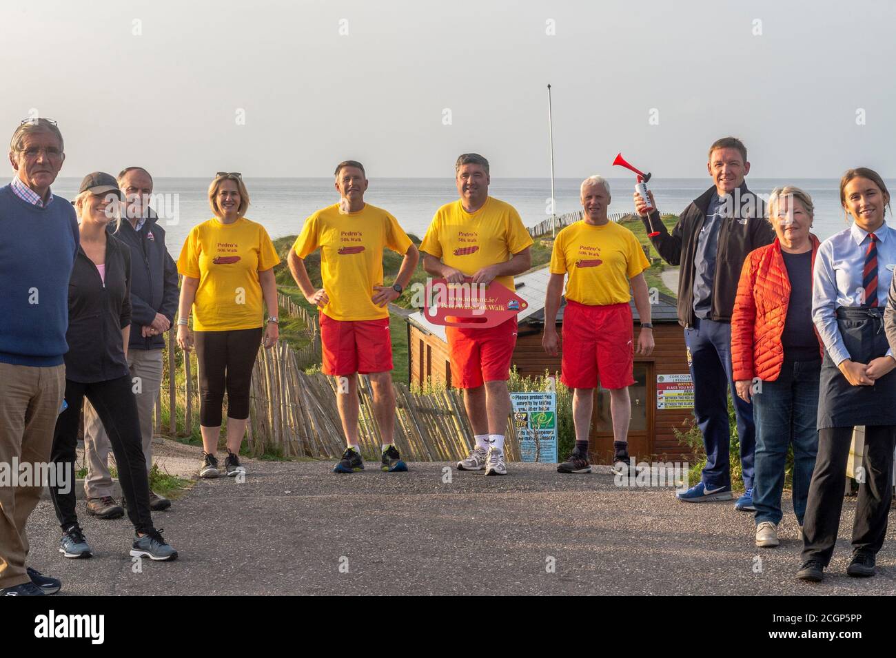 Inchydoney, West Cork, Irlanda. 12 settembre 2020. Peter Walsh, o 'Pedro' come è noto, sta camminando 50 km oggi, il suo 50 ° compleanno, per raccogliere fondi per la Inchydoney Lifeboat. Peter ha iniziato questa mattina a Inchydoney Beach e camminerà attraverso Sam's Cross, Shannonvale, Ballinascarthy, Timoleague e Courtmacsherry prima di terminare alle 18:00 e tornare a Inchydoney. Pietro è raffigurato con i compagni escursionisti Cllr. Karen Coakley; Kieran o'Regan e Pat Collins del Baltimore Lifeboat e dei membri della sua famiglia e del comitato Inchydoney Lifeboat all'inizio della sua passeggiata . Credit: AG News/Alamy Live N Foto Stock