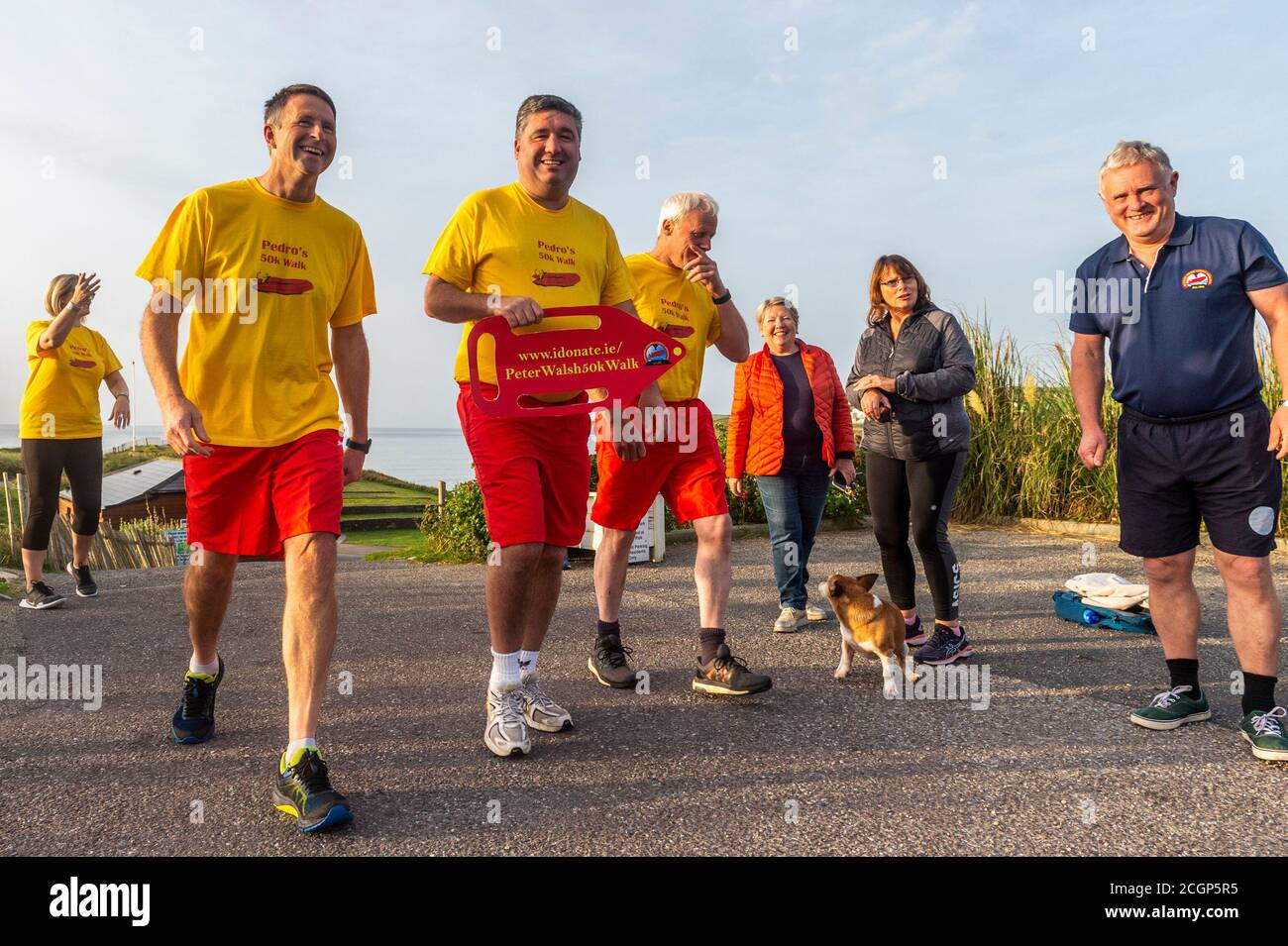 Inchydoney, West Cork, Irlanda. 12 settembre 2020. Peter Walsh, o 'Pedro' come è noto, sta camminando 50 km oggi, il suo 50 ° compleanno, per raccogliere fondi per la Inchydoney Lifeboat. Peter ha iniziato questa mattina a Inchydoney Beach e camminerà attraverso Sam's Cross, Shannonvale, Ballinascarthy, Timoleague e Courtmacsherry prima di terminare alle 18:00 e tornare a Inchydoney. Pietro è raffigurato con i compagni escursionisti Cllr. Karen Coakley; Kieran o'Regan e Pat Collins del Baltimore Lifeboat e dei membri della sua famiglia e del comitato Inchydoney Lifeboat all'inizio della sua passeggiata . Credit: AG News/Alamy Live N Foto Stock