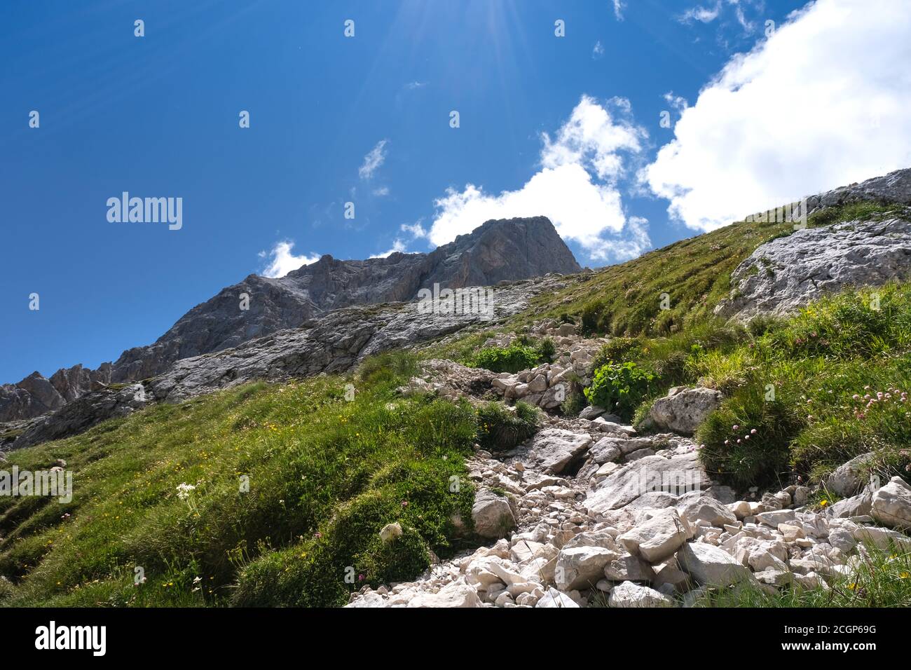 sentiero che conduce al rifugio franchetti sul corno grande nella zona montana del gran sasso d'italia Foto Stock