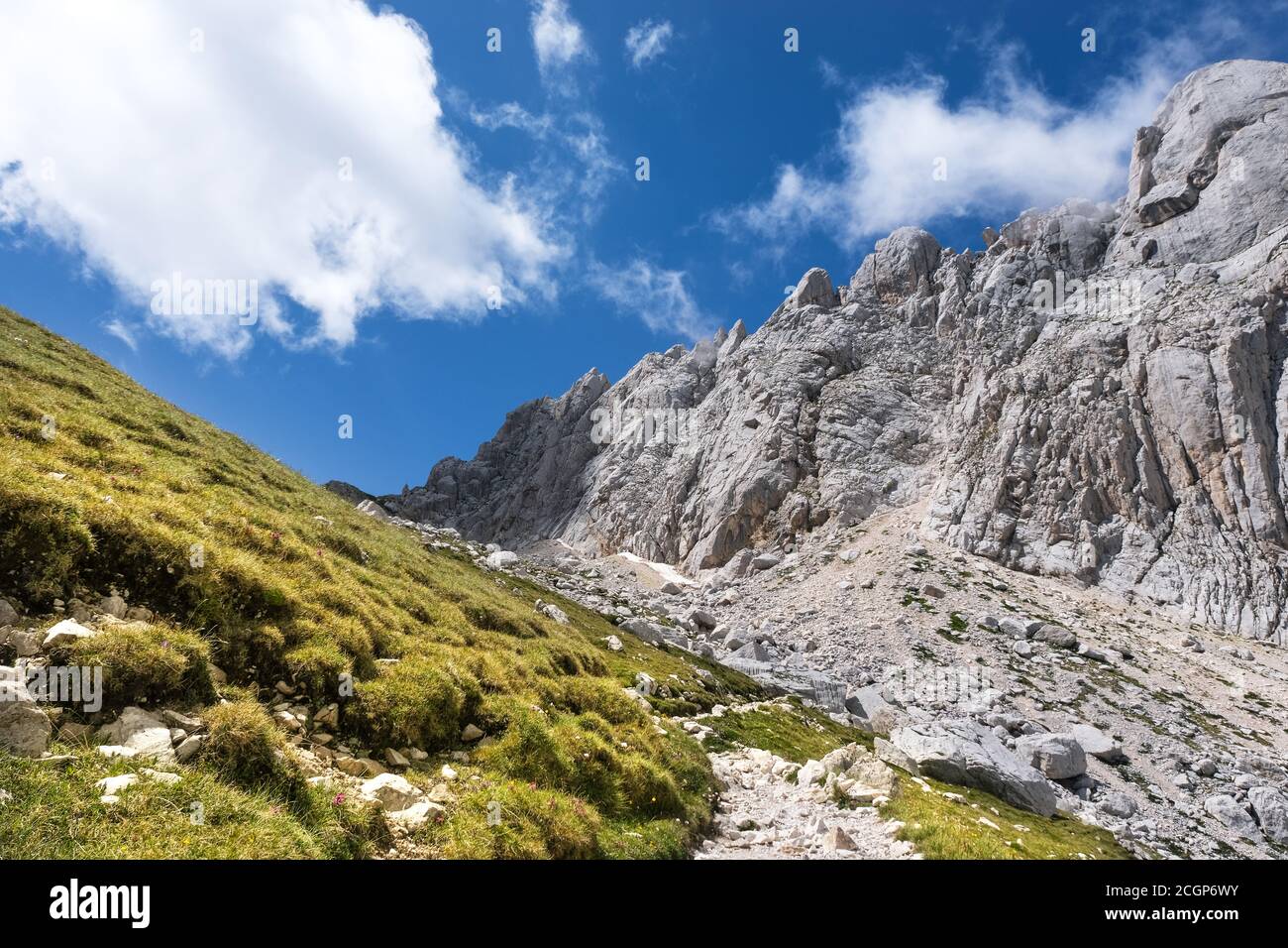 sentiero che conduce al rifugio franchetti sulla gran sasso d'italia con vista sul piccolo muro del corno Foto Stock