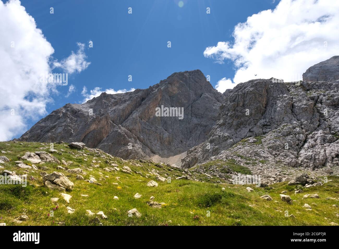 grande parete del corno con vista sul rifugio franchetti nella zona montana del gran sasso italia Foto Stock