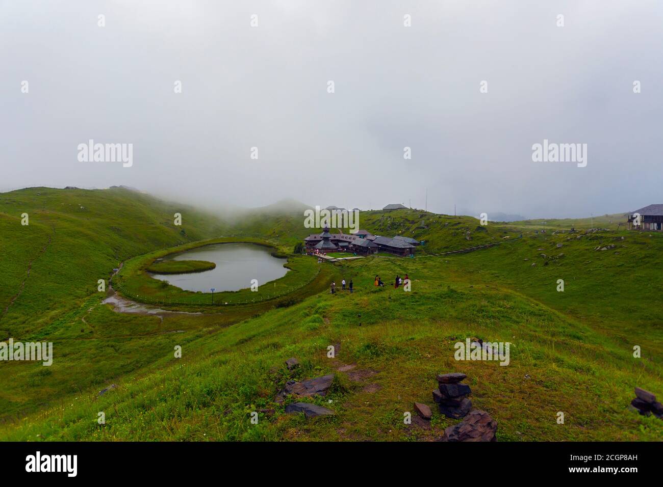 Mandi, India. 25 luglio 2020. Vista sul lago Rishi Prashar, situato a 2730 metri di altezza, a 45 km da Mandi in Hiamchal Pradesh. Questo luogo è famoso per la religione indù come ottenere il bless da Rishi Prashar che media qui per lungo tempo. Anche la gente viene qui per vedere la piccola isola che si muove intorno al lago. (Foto di Pasquale Senatore/Pacific Press) Credit: Pacific Press Media Production Corp./Alamy Live News Foto Stock