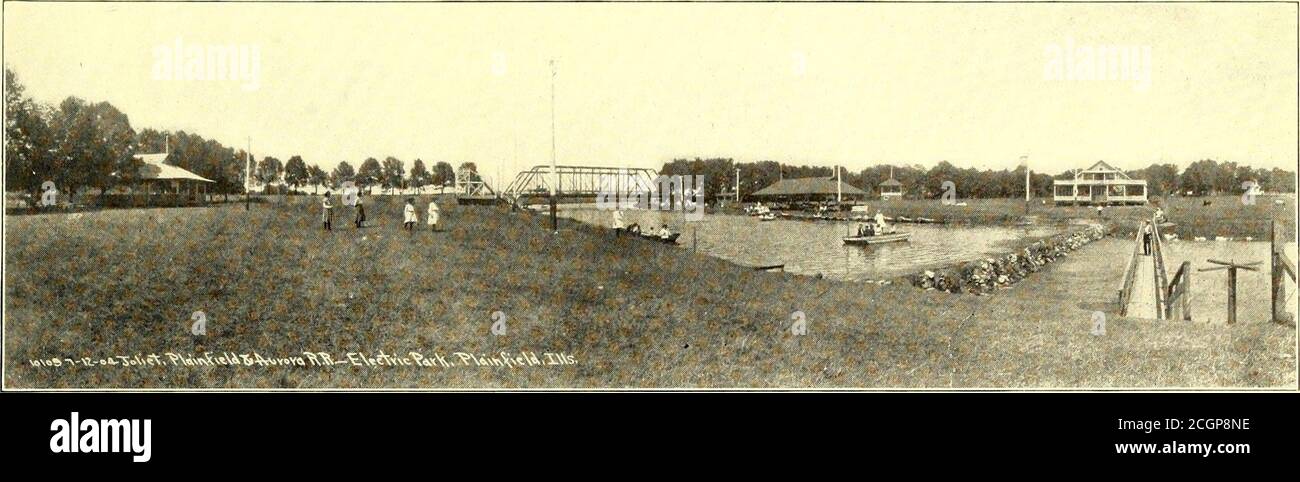 . Il giornale ferroviario di strada . miglia, sia sopra che sotto la città, preziose centrali idrici sono state constructed dai trustee del canale di drenaggio. Mentre alcuni di thispower possono essere trasmessi a Chicago, è più che likelythat la maggior parte di esso sarà utilizzato come a Niagara da industrie lo- la nuova strada occupa la posizione piuttosto unica di prellel-ing una strada del vapore senza il minimo oppositon sulla parte della strada del vapore. Infatti, la linea elettrica è stata accolta dalla strada a vapore, ed alloggiata dalla rete stradale a vapore in ogni modo possibile durante la costruzione. La strada a vapore Ref Foto Stock