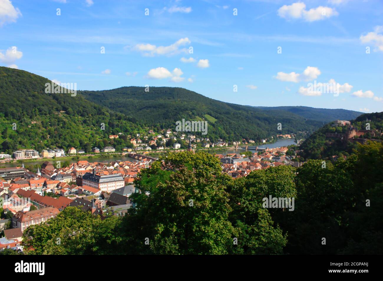 Vista aerea dello skyline di Heidelberg dall'alto. Vista aerea dello skyline di Heidelberg del fiume e del ponte della città vecchia, Germania. Foto Stock