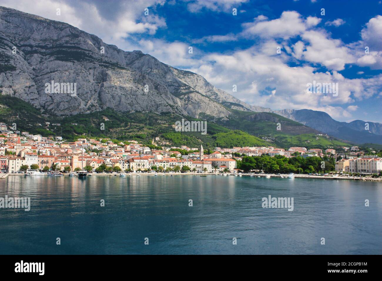 vista sulla vecchia città storica di makarska in dalamtia, croazia Foto Stock