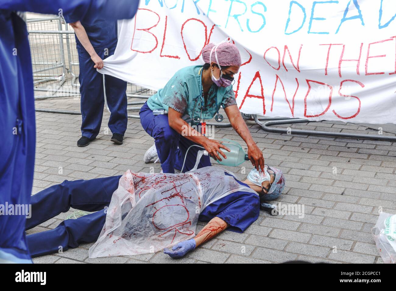 12th settembre 2020, Londra, Regno Unito. I lavoratori dell'NHS si riuniscono a marzo per protestare contro la mancanza di riconoscimento da parte del governo per quanto riguarda la retribuzione, a seguito del loro contributo durante la pandemia di coronavirus. Le proteste precedenti nel mese di agosto hanno mostrato la profonda rabbia di così tanti membri del personale dell'NHS dopo la prima ondata di pandemia. Il poster afferma "Blood on Hir Hands" Bridget Catterall/Alamy Live News Foto Stock