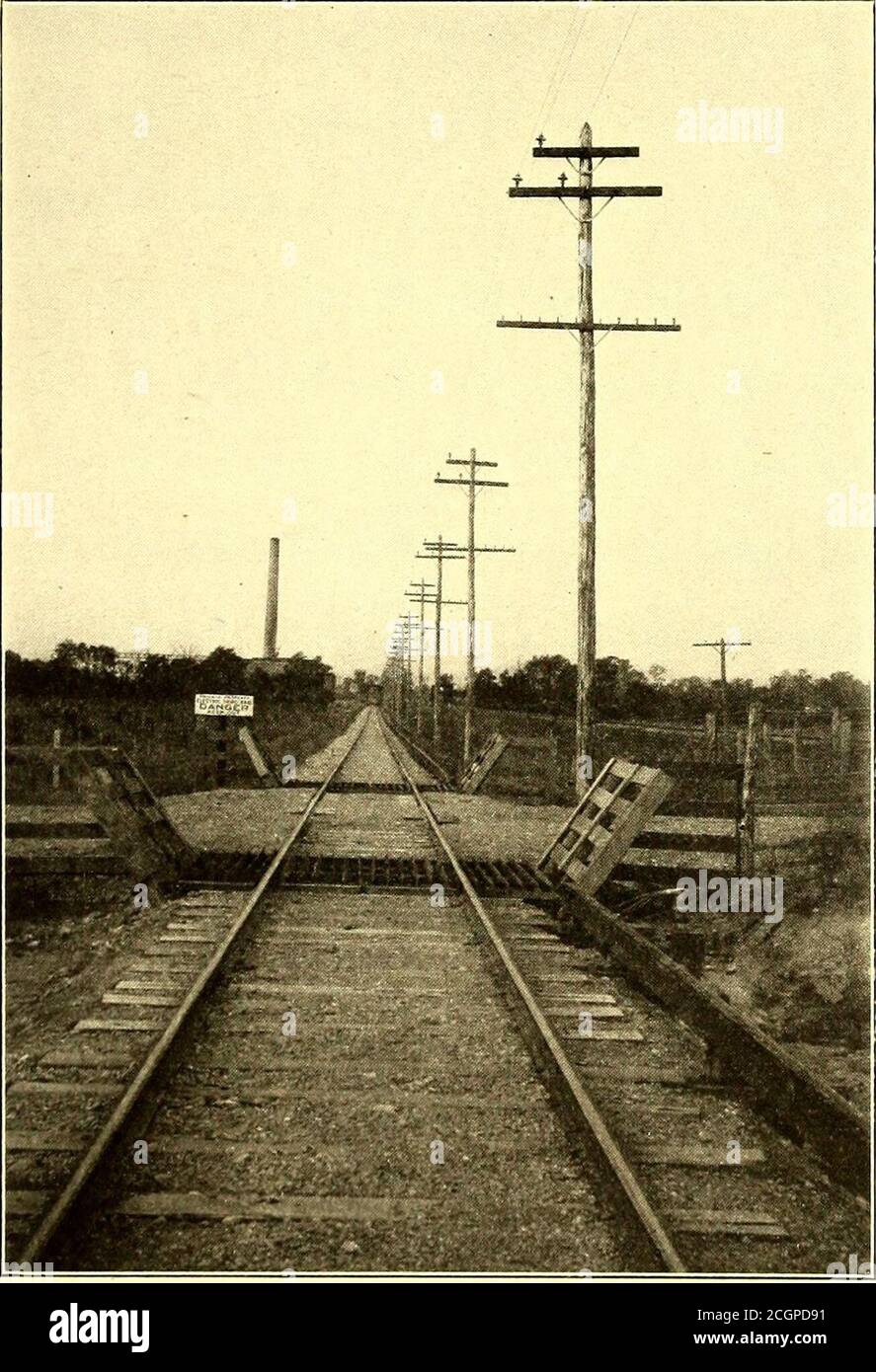 . Il giornale ferroviario di strada . COLLEGAMENTO A MASSA DELLA GUIDA DEL CINGOLO PRESSO LA SOCIETÀ DI RISCALDAMENTO DEL POWER HOUSE. Ogni auto è dotata di fischio, gong, un numero insolito di luci incandescenti, e estintori. Le auto per bagagli misurano 44 piedi 3 in. su buffer, 8 ft.4 in. sulle gronde, e l'altezza estrema per il gioco sonato castagno, 40 ft. di lunghezza, tranne dove l'alta tensione linecroses la ferrovia a vapore e linee telefoniche, o in città passanti, dove pali 50 ft. e anche 60 ft. di lunghezza sono stati installati. Le braccia incrociate sono di pino giallo. Questo con-. Foto Stock