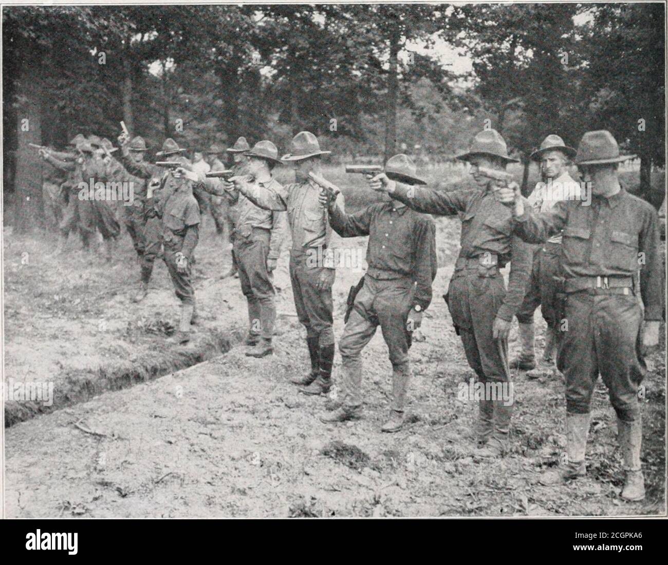 . La storia e i risultati dei campi di addestramento degli ufficiali di Fort Scheridan . al I. G. Duty, 347-367. 342 IL PX)RT SHERIDAN ASSOCIATION SABATO. 8 SETTEMBRE 7:00-12:00 ispezione di caserme, e di società sotto armi. Saturdaysarà utilizzato per portare a lavoro richiesto w^hich è stato interrotto da condizioni meteorologiche avverse o da altri hin-drances imprevisti; per vaccinazioni, esami, test, ecc., per i quali non è previsto il tempo; e per ulteriori istruzioni in materia come l'esperienza rende consigliabile. SECONDA SETTIMANA campo artiglieria LUNEDI, 3 SETTEMBRE 1917 7:00 - 8:00 cura di scuderie a Foto Stock