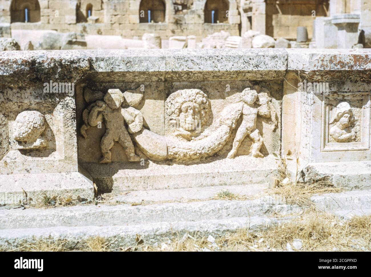 Baalbek, Libano. Sculture in pietra tra le rovine romane. Fotografato ottobre 1972. Foto Stock