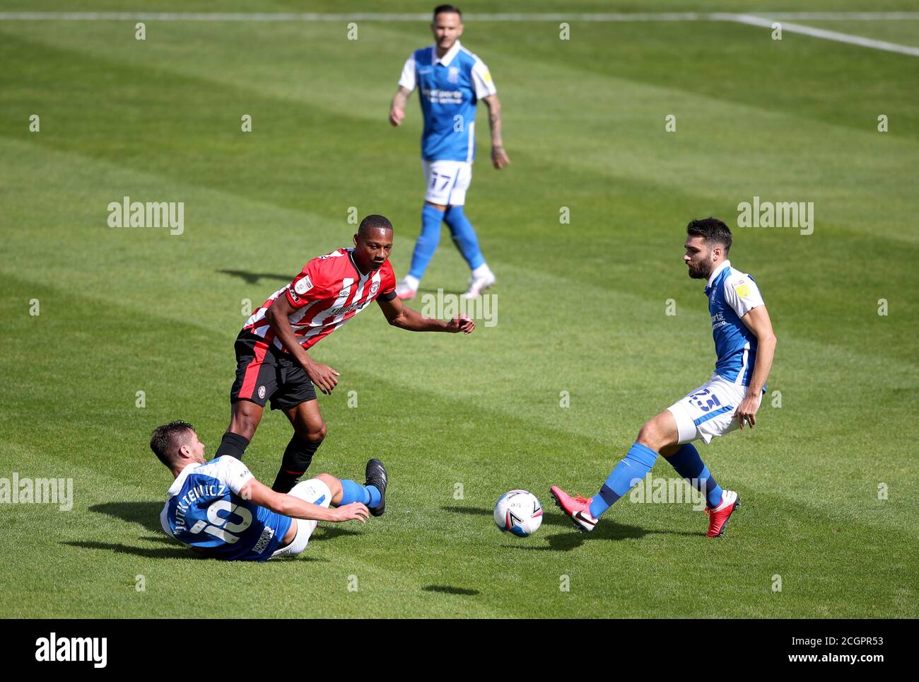 Ethan Pinnock di Brentford (seconda a sinistra) combatte per la palla con Lukas Jutkiewicz di Birmingham (pavimento) e Jon Toral durante la partita del campionato Sky Bet a St Andrews, Birmingham. Foto Stock