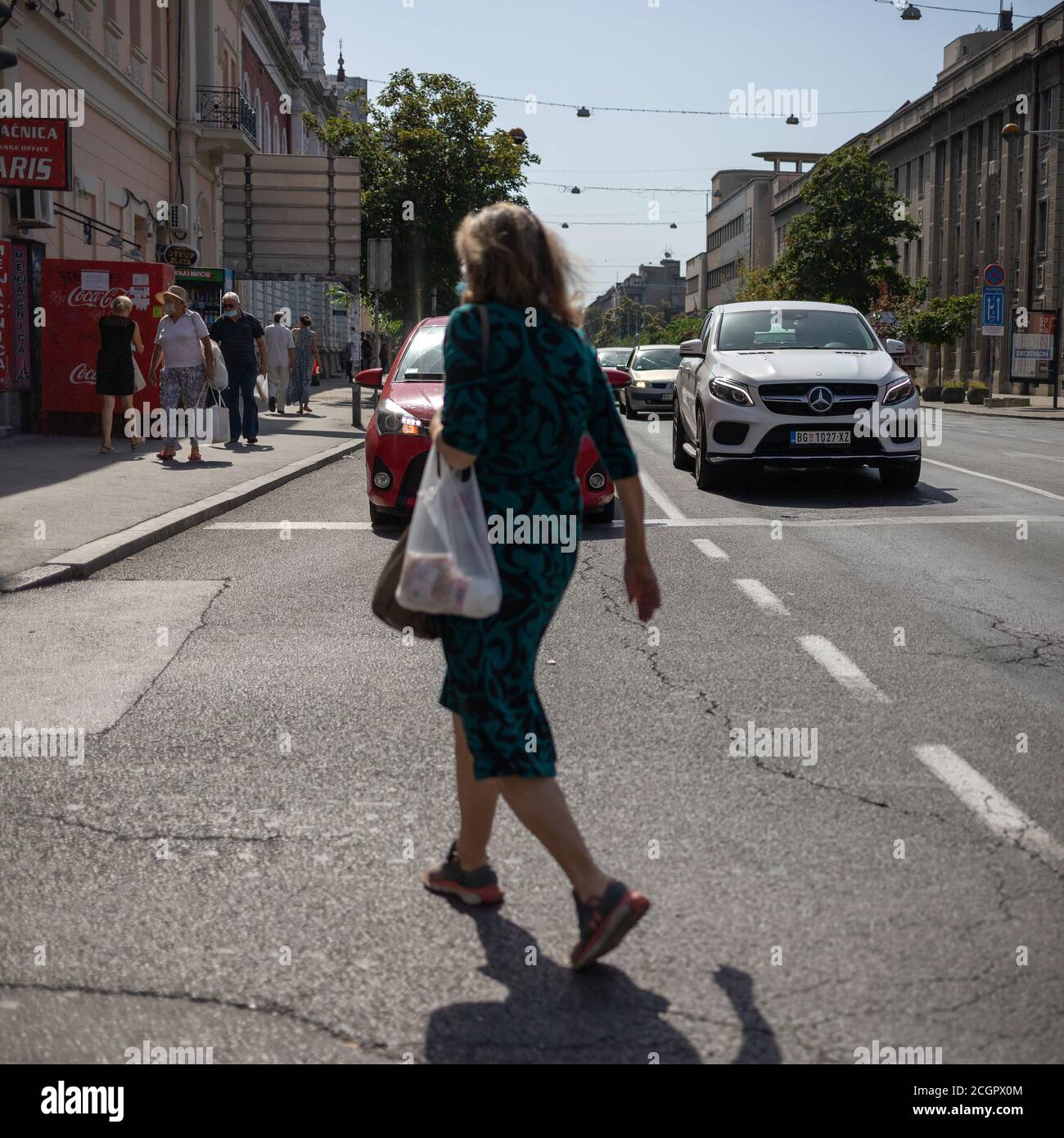 Belgrado, Serbia, 31 agosto 2020: Strada rischiosa che attraversa di fronte alle auto in avvicinamento a Glavna Street a Zemun Foto Stock