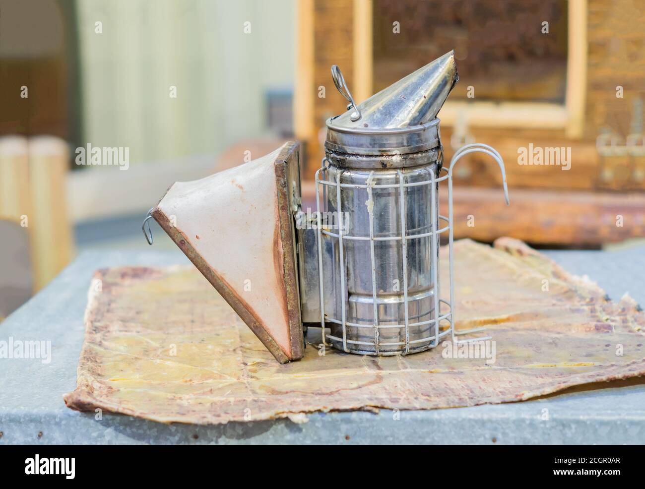 vecchio fumatore di ape di metallo per apicoltura Foto Stock