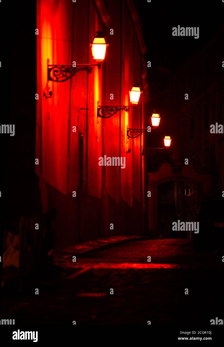 Luci di strada vecchio stile in un vicolo a Lisbona a. notte Foto Stock