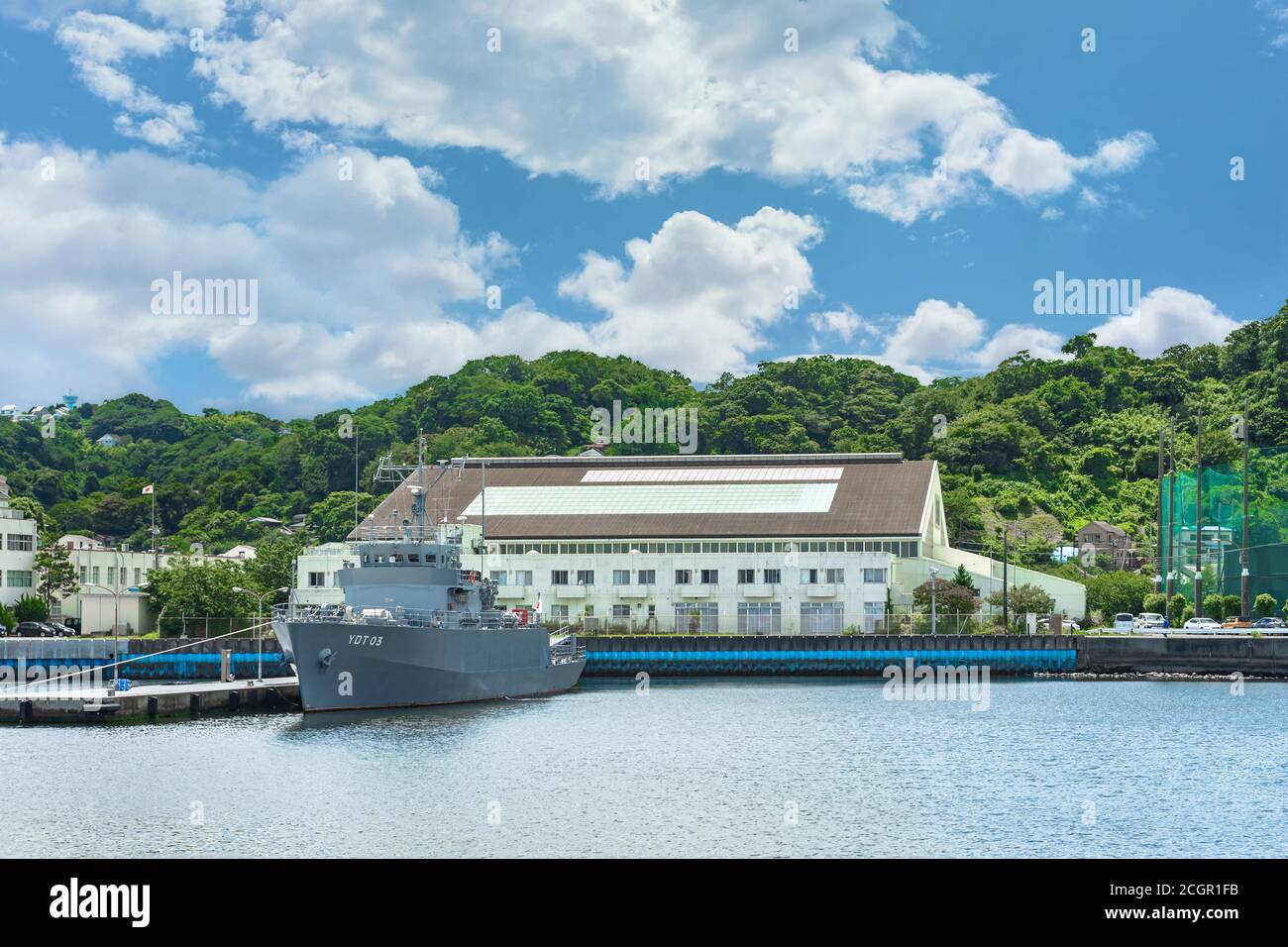 yokosuka, giappone - luglio 19 2020: La nave YDT-03 di supporto per le immersioni in classe dell'unità esplosiva di smaltimento delle ordnanze dell'autodifesa marittima del Giappone Foto Stock