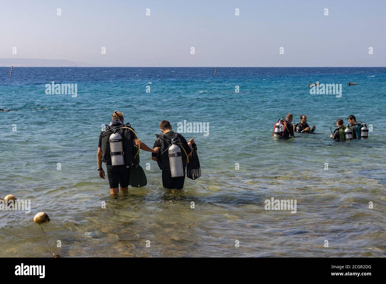Eilat, Israele - 19 agosto 2020: Subacquei e istruttori per la prima volta in una lezione di immersione in mare rosso, Eilat, Israele. Foto Stock