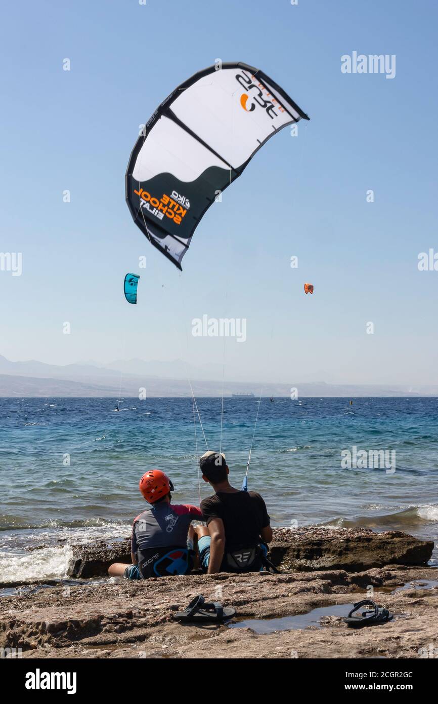 Eilat, Israele - 19 agosto 2020: Un primo kite surfer imparare le basi di controllo del kite da un istruttore sulla spiaggia di mare rosso, Eilat Foto Stock