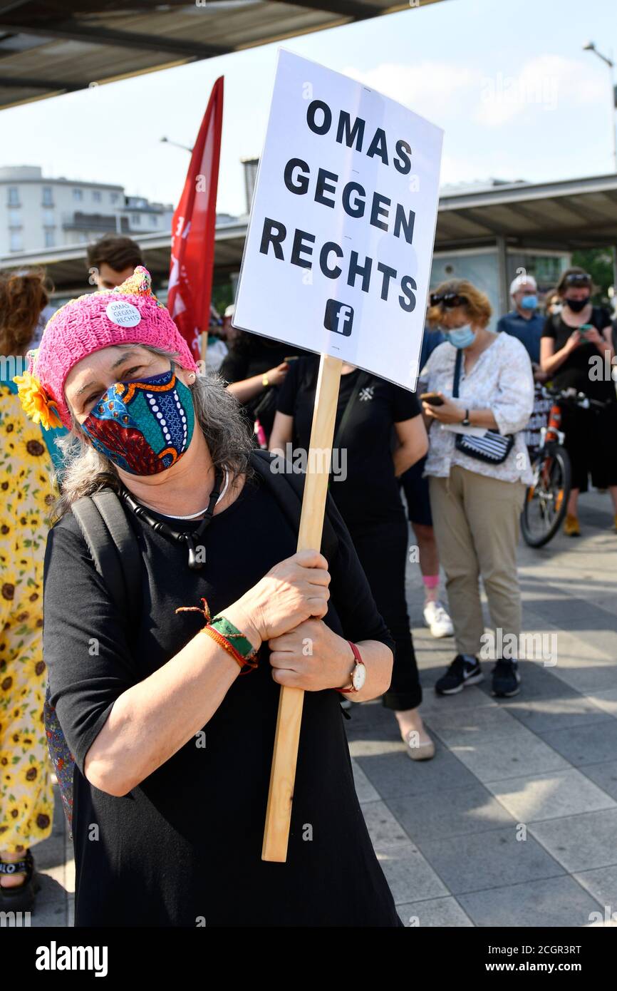 Vienna, Austria. 12 settembre 2020. Dimostrazione di una politica di asilo umano. Moria è in cenere - evacuate il campo ora! L'immagine mostra 'nonni contro destra'. Credit: Franz PERC / Alamy Live News Foto Stock