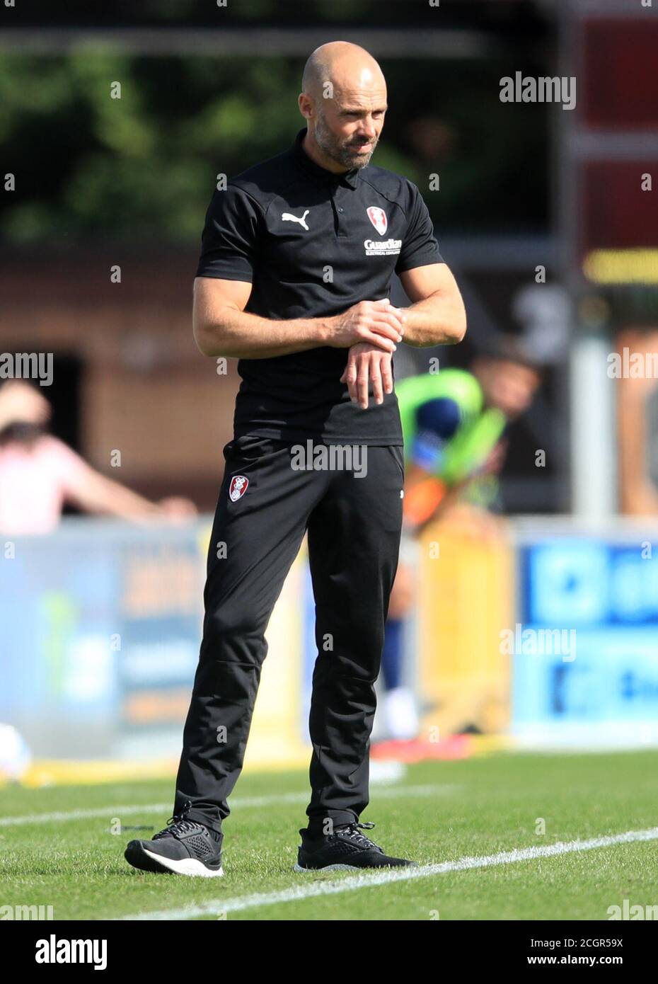 Il manager di Rotherham United Paul Warne controlla il suo orologio sulla linea di contatto durante la partita del campionato Sky Bet all'Adams Park, Wycombe. Foto Stock