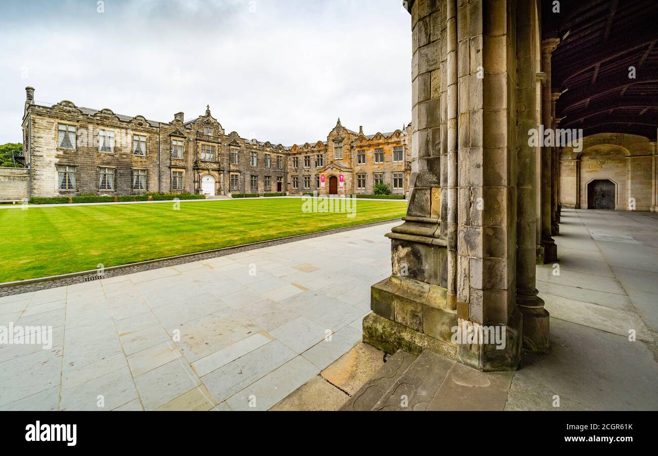 Vista del quad di San Salvatore (Quadrangle) presso la St Andrews University, Fife, Scozia, Regno Unito Foto Stock