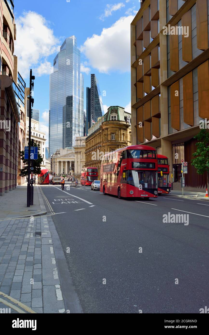 Traffico intenso, Queen Victoria Street, City of London, Regno Unito Foto Stock