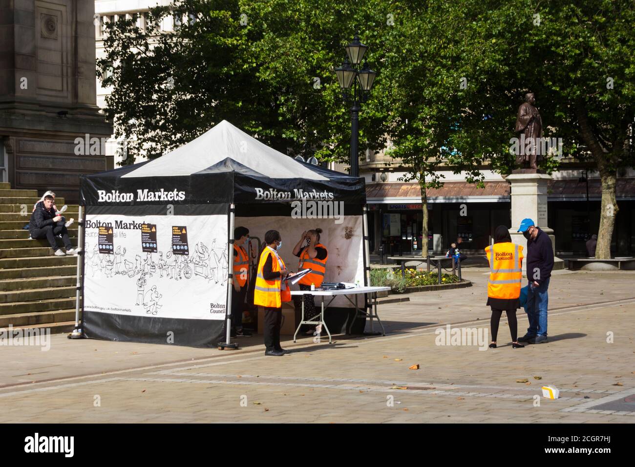 Il Consiglio officals che consiglia i passanti a Bolton, Greater Manchester, in base ai rigidi regolamenti di blocco del Covid-19 del settembre 2020. Foto Stock