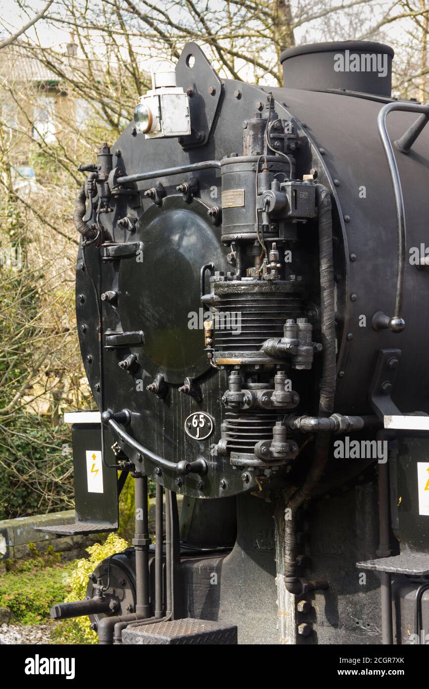 Pompa d'aria Westinghouse sulla porta del Smokebox sull'ex USA Transportation Corp S160, 5820 treno a vapore sulla Keighley & Worth Valley Railway. Foto Stock