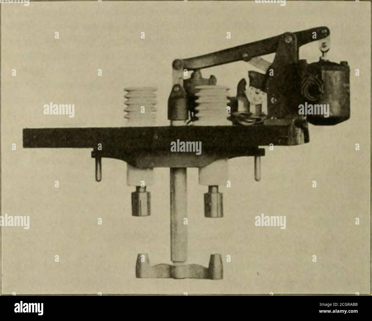 . La rassegna della ferrovia di strada . , CedarRapids; C. Hammond, Mason City; e il responsabile della Eagle Grove Electric Co. La prossima riunione dell'associazione si terrà a Milwaukee, a partire da mercoledì 18 gennaio 1905. r VVestinghouse Oil Circuit Breakers. Il nuovo tipo di circuito ad olio autumatico ad azionamento elettrico che è illustrato qui è stato recentemente messo sul mercato dalla Westinghouse Electric & Manufj.cturing Co. È designato per tensioni da 3,300 a J5.000 ed è adattato al moderno sistema di controllo a distanza. Questo interruttore è realizzato in un unico polo, Foto Stock