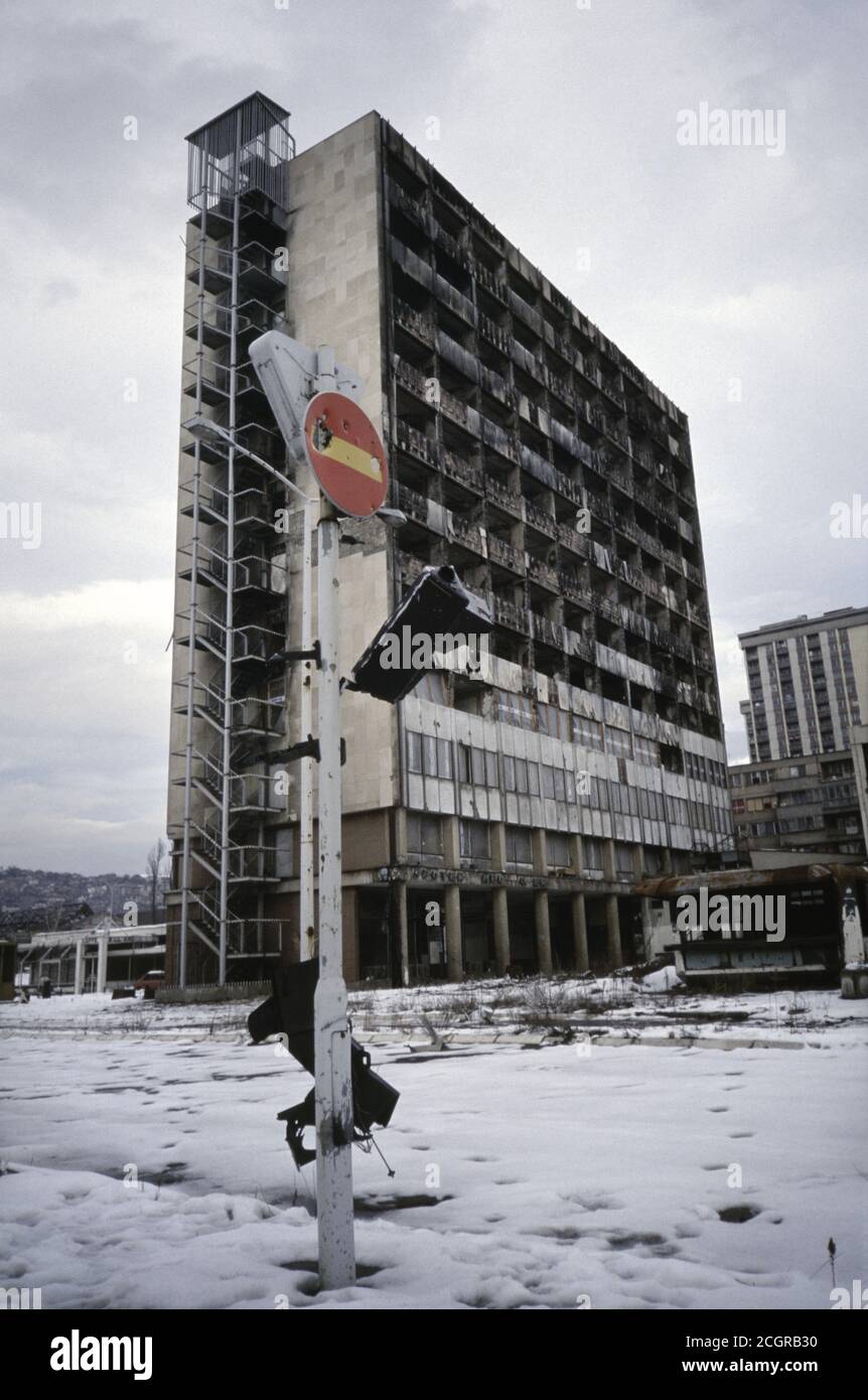 24 febbraio 1994 durante l'assedio di Sarajevo: Su 'Sniper Alley', un grande blocco di uffici mostra tutti i segni della battaglia. Tutti i piani sopra il quarto piano sono completamente sgorgati dal fuoco - le manichette della vigili del fuoco semplicemente non erano abbastanza lunghe! Foto Stock