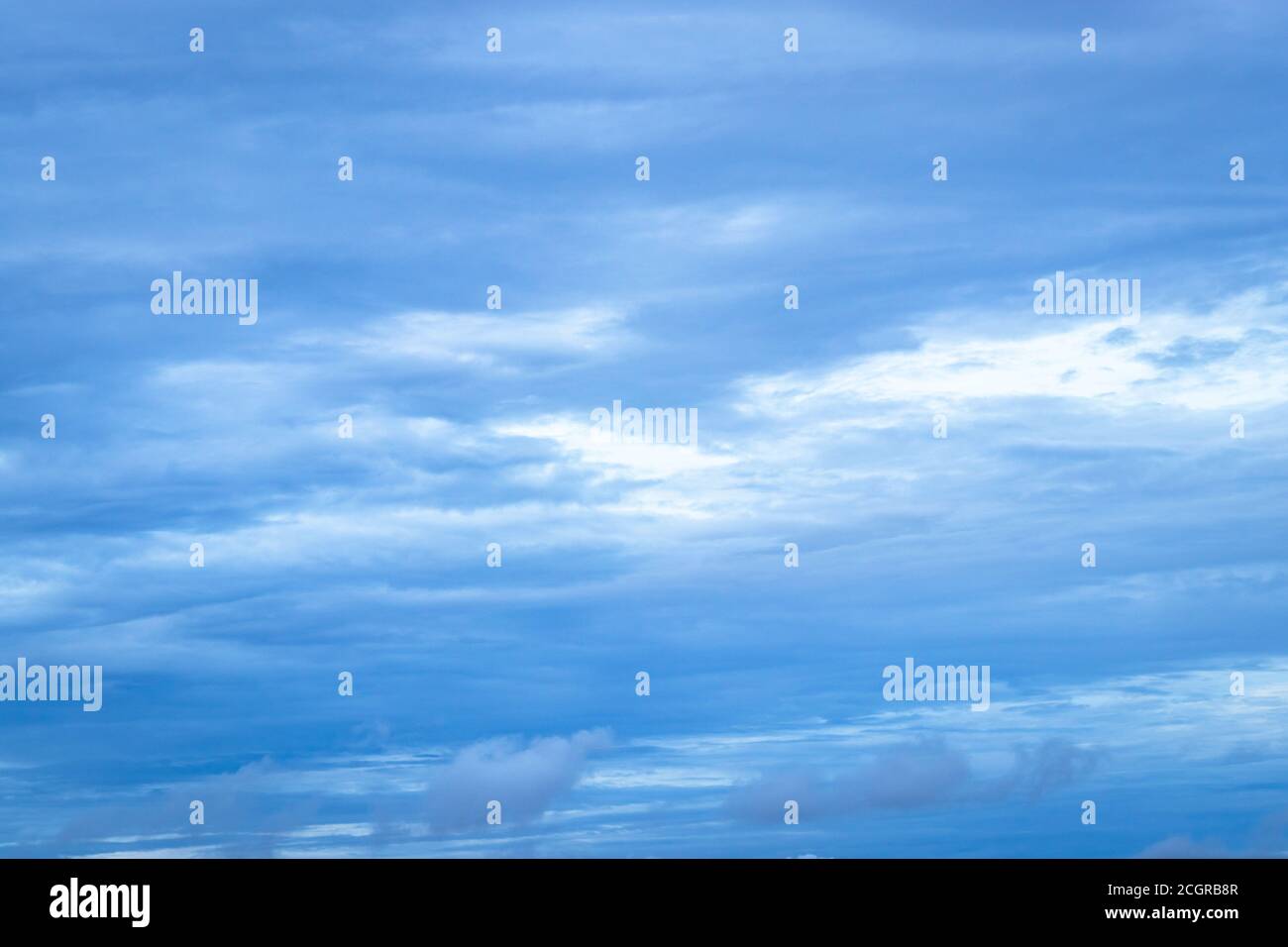 il cielo drammatico di sera, pieno di nuvole, mostra la serena bellezza della natura. Foto Stock