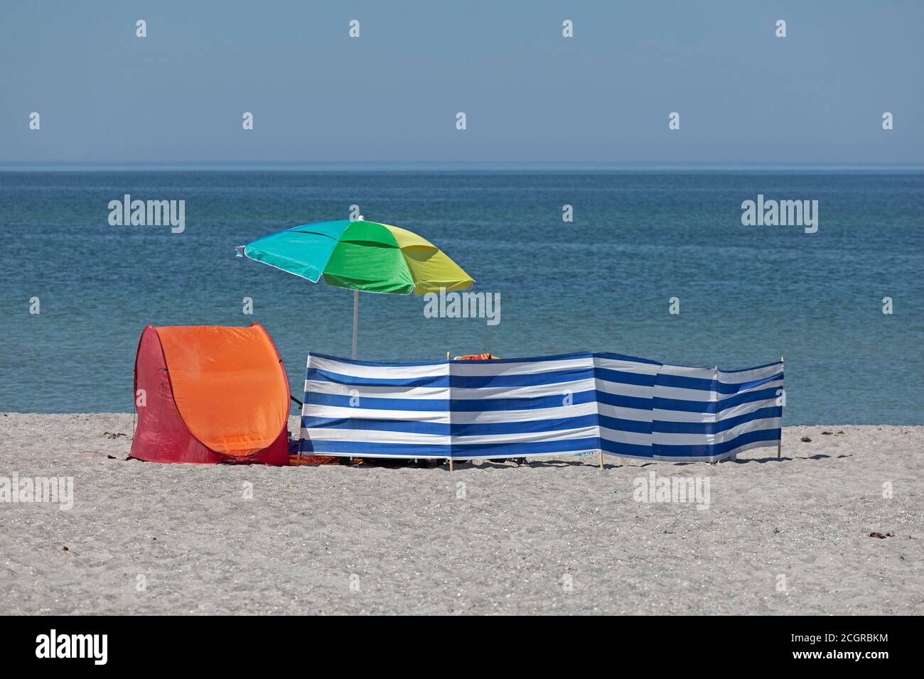 Tenda da spiaggia, parasolo e vento da spiaggia, Wustrow, Meclemburgo-Pomerania occidentale, Germania Foto Stock