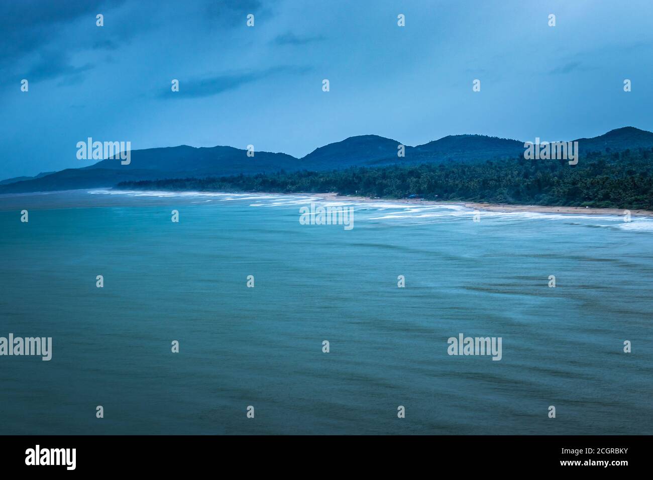 la vista dall'alto della montagna della riva del mare con il cielo nuvoloso in serata viene scattata a gokarna karnataka india. Foto Stock