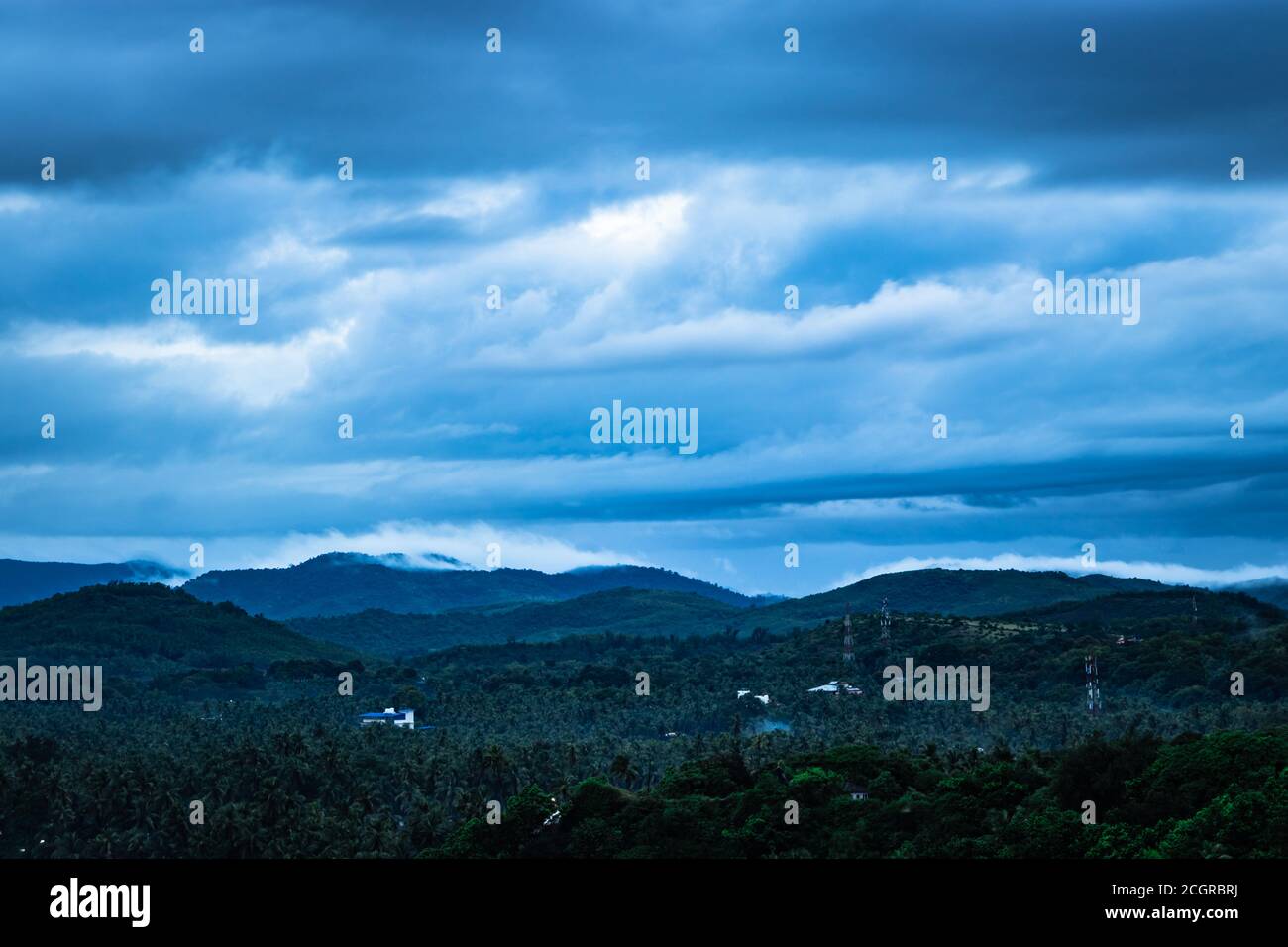 la vista in cima alla montagna della catena montuosa con il cielo nuvoloso in serata viene scattata a gokarna karnataka india. Foto Stock