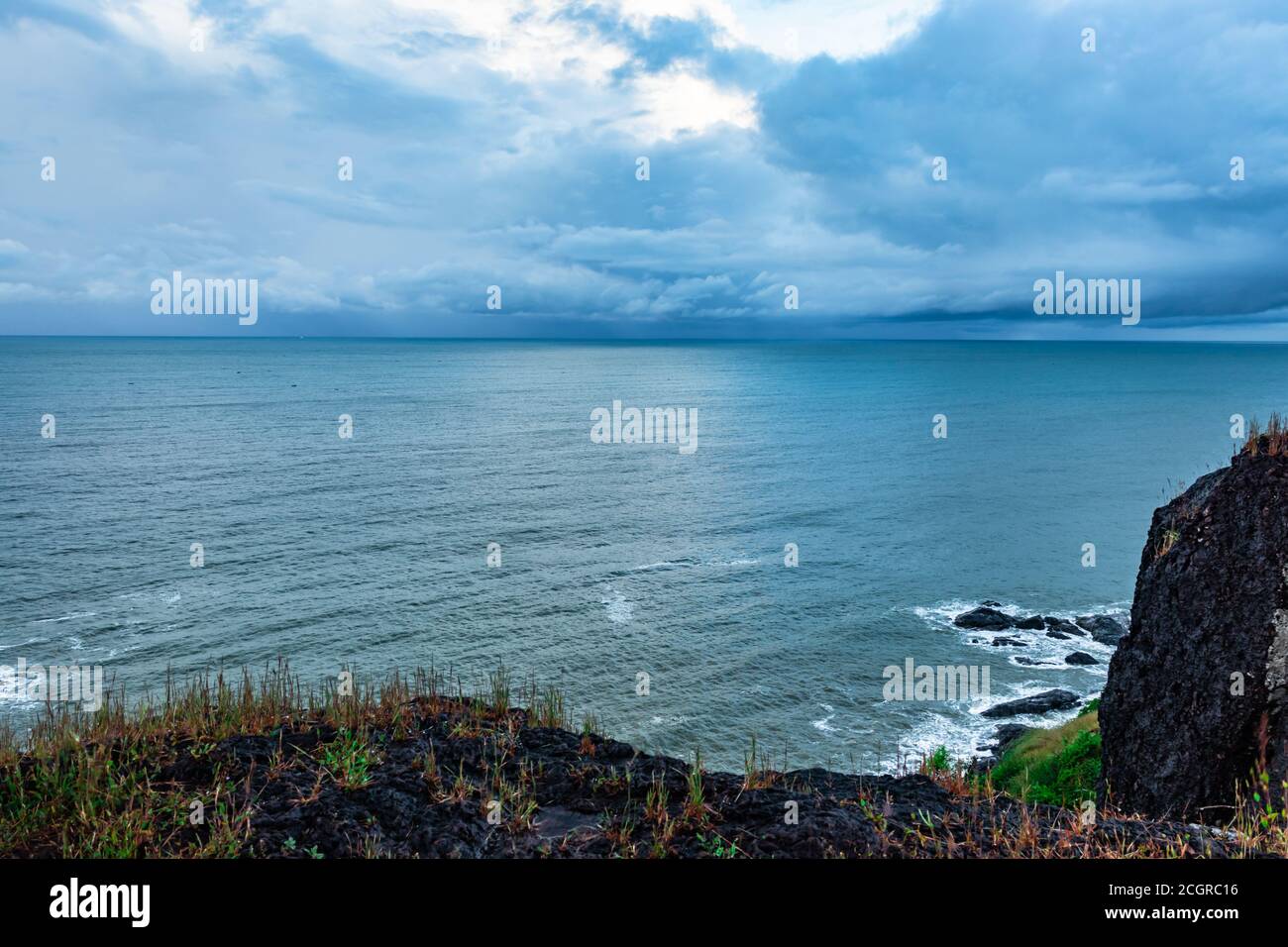 vista sull'orizzonte del mare con una spettacolare nuvola dalla cima della montagna Foto Stock